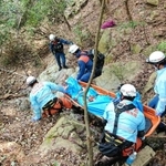六甲山系の険しい斜面で、傷病者を搬送する神戸市消防局の救急隊員ら。今年は出動が増えている＝２０１９年４月、神戸市中央区（同消防局提供）