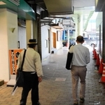 １日２万５千歩以上は歩く。雨の日も風の日も＝ＪＲ三ノ宮駅周辺