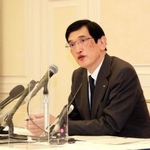 「ご説明会」後の会見で、事故車両の保存方針などについて説明するＪＲ西日本の長谷川一明社長＝７日午後、伊丹市中央６、伊丹シティホテル