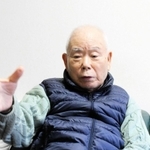 米大統領選について取材に応じる拉致被害者家族の有本明弘さん＝９日午後、神戸市長田区