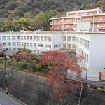 入所者の高額な葬儀が指摘されている養護老人ホーム「六甲台ビラ」＝神戸市灘区鶴甲５