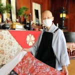 「尼寺なので着物が奉納されることも多い」と話す不徹寺庵主の松山照紀さん＝姫路市網干区浜田