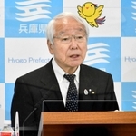 定例会見で交通違反の経緯を説明する井戸敏三知事＝１０日午後、兵庫県庁