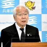定例会見で話す井戸敏三知事＝１０日午後、兵庫県庁