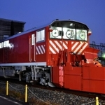 保線係員によるラッセル車の点検作業＝１１日午前、ＪＲ豊岡駅