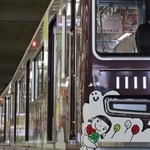 １１月１１日午前１１時１１分に大阪梅田駅を出発する車両番号「１１１１」の普通電車＝大阪市北区（撮影・吉田敦史）