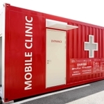 県立尼崎総合医療センターの駐車場に設置されたモバイルクリニック＝８月、尼崎市東難波町２