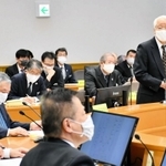 新型コロナウイルス感染症対策本部会議の冒頭であいさつする兵庫県の井戸敏三知事＝１１日午前、神戸市中央区、県災害対策センター