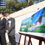 起工式に出席する安藤忠雄さん（右）と久元喜造市長（右から２人目）＝１１日午前、神戸市中央区加納町６（撮影・鈴木雅之）