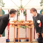 「こども本の森　神戸」の設計を担当し、起工式で関係者にあいさつする建築家の安藤忠雄さん（右）＝１２日午前、神戸市中央区加納町６（撮影・鈴木雅之）