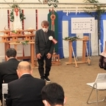 「こども本の森　神戸」の設計を担当し、起工式に参加する建築家の安藤忠雄さん（中央）＝１２日午前、神戸市中央区加納町６（撮影・鈴木雅之）