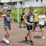 ７月に開かれたレースで走るランナーたち。ゼッケンも応援もなく、大会が開かれているようには見えない＝７月１２日、神戸市中央区脇浜海岸通（慈さん提供）