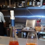 オレンジ色の白ワイン「トゥー・テリブルモン・マセラシオン　２０１９」＝京都市下京区