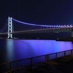 青い光で照らされた明石海峡大橋＝１３日夜、神戸市垂水区（撮影・吉田敦史）