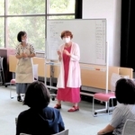 当事者研究会「生きるのヘタ会？」の参加者と向き合う細川貂々さん（中央奥）＝８月、宝塚市立中央図書館
