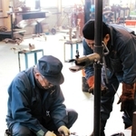 「在職者訓練」で、溶接技術を学ぶ参加者たち＝尼崎市武庫豊町３、ポリテクセンター兵庫