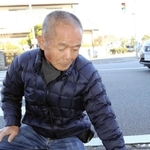 ど根性大根が生えていた場所を指す第一発見者の岩崎正人さん＝相生市