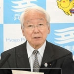 新型コロナウイルスの１日の感染者数が１００人を超えたことについて話す井戸敏三知事＝１７日午後、兵庫県庁（撮影・後藤亮平）