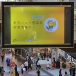 兵庫県で新型コロナウイルスの１日の感染者数が１００人を超えた１７日、マスク姿で歩く人ら＝同日午後、神戸市中央区三宮町１（撮影・吉田敦史）