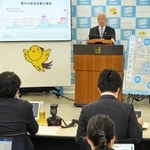 兵庫県内の新型コロナウイルスの１日の感染者数が１００人を超えたことに触れた井戸敏三知事の定例会見＝１７日午後、兵庫県庁（撮影・後藤亮平）