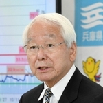 会見する井戸敏三知事＝１７日午後、兵庫県庁（撮影・後藤亮平）