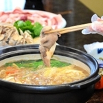 感染対策のため、手袋を着けて調理するスタッフ＝丹波篠山市立町、料理旅館「池富」