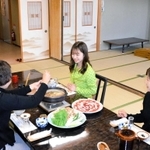 料理旅館「池富」では個室でぼたん鍋を提供。６人用テーブルを３人で使う＝丹波篠山市立町