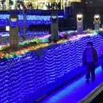 ライトアップされた歩道橋や植え込み＝１８日夜、神戸市中央区、ＪＲ三ノ宮駅前