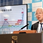 県対策本部会議後に記者会見する井戸敏三知事＝１８日夜、兵庫県庁（撮影・大森　武）