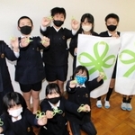 シトラスリボンを作り、全校児童に配った加古川市立野口南小学校の６年生＝同市野口町古大内