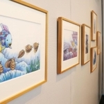 人気絵本シリーズの魅力が味わえる「にじいろのさかな原画展」会場＝神戸市東灘区向洋町中２（撮影・吉田敦史）