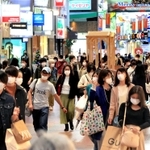 マスク姿の買い物客でにぎわう三宮センター街。経済的な影響を踏まえ、商業施設への営業短縮要請などは見送られた＝２０日午後、神戸市中央区（撮影・斎藤雅志）
