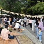 １０月に初開催された「みわかれマルシェ」。約千人が来場した＝丹波市氷上町石生