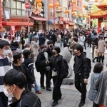 新型コロナの感染が急拡大する中迎えた３連休初日。神戸・南京町も多くの人たちでにぎわった＝２１日午後、神戸市中央区（撮影・鈴木雅之）