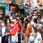 新型コロナの感染が急拡大する中迎えた３連休初日。神戸・南京町も多くの人たちでにぎわった＝２１日午後、神戸市中央区（撮影・鈴木雅之）