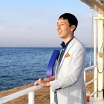２階のオフィスから降り、海を眺めるパソナグループの岡田智一さん＝淡路市野島平林
