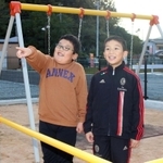 高齢男性を助けた状況を説明する小学生２人＝姫路市田寺４、田寺西公園