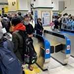 神戸市灘区の阪急電鉄神戸線の踏切で２３日夜に発生した脱線事故を受け、一部区間が２４日始発から運転を見合わせたため、振り替え輸送の利用客らで混雑するＪＲ三ノ宮駅。午前９時２０分ごろから順次運転を再開したが、混雑は続いた＝２４日午前、神戸市中央区布引町４（撮影・小谷千穂）