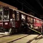 脱線した特急電車から座席（中央）を滑り台代わりにして脱出する乗客＝２３日午後８時２４分、神戸市灘区宮山町１（撮影・小谷千穂）