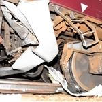 衝突で先頭車両の台車が約４０センチ脱線した＝２３日午後９時、神戸市灘区高羽町５（撮影・後藤亮平）