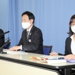 宝塚の体罰問題で、男性教諭の懲戒免職処分について説明する兵庫県教育委員会の稲次一彦教職員課長（中央）＝兵庫県庁