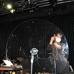 感染防止対策で、ステージ上のマイクと客席の間に透明のアクリル板を設置した＝大阪市北区（撮影・後藤亮平）