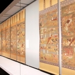 修復を終えた「聖徳太子絵伝」（右２幅、香雪美術館蔵）＝中之島香雪美術館