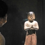 ２歳の聖徳太子をかたどった木彫の「南無仏太子像」（鎌倉時代・１３世紀、香雪美術館蔵）。異なる年代の太子像を見比べるのも面白い＝中之島香雪美術館