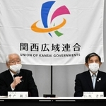 関西広域連合の新たな連合長に選ばれた仁坂吉伸和歌山県知事（右）と連合長を退任する井戸敏三兵庫県知事＝大阪市内