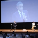 新聞大会で「スポーツが持つチカラ」と題して講演するイチローさん。右は三田友梨佳アナウンサー＝２６日午後、神戸市中央区港島中町６、神戸ポートピアホテル（撮影・辰巳直之）