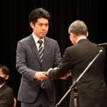 新聞協会賞を贈られる神戸新聞の井上駿記者＝２６日午前、神戸市中央区港島中町６、神戸ポートピアホテル（撮影・大森　武）