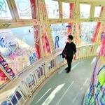 窓や窓枠、壁にカラフルな絵が描かれた神戸ポートタワーの展望２階フロア＝神戸市中央区波止場町