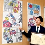 イラストを矢野交通部長（左）に説明する蓬莱大介さん＝兵庫県警
