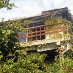 長年放置されて荒れた空き家＝神戸市内（市提供）